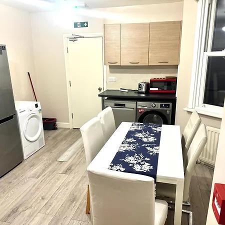 Central London Private Bedrooms In Finsbury Park Station Exterior photo